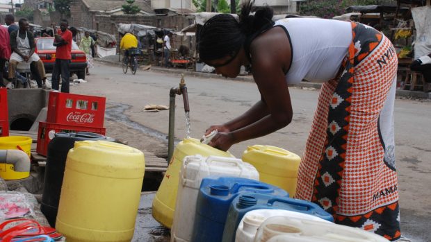 Voda je v nairobském slumu Mukuru nedostatkovým zbožím