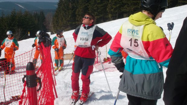 Josef Váňa se sluní na startu KSN Cupu mezi závodníky z dětských domovů