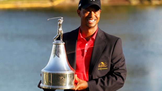 Golfista Tiger Woods s trofejí pro vítěze turnaje Arnolda Palmera
