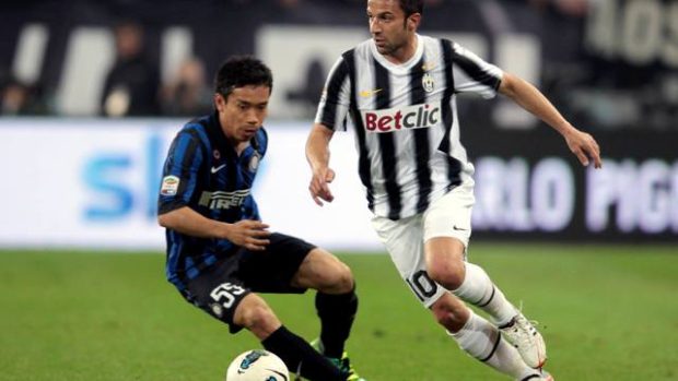 Juventus&#039; Alessandro Del Piero (R) challenges Yuto Nagatomo of Inter Milan during their Serie A soccer match
