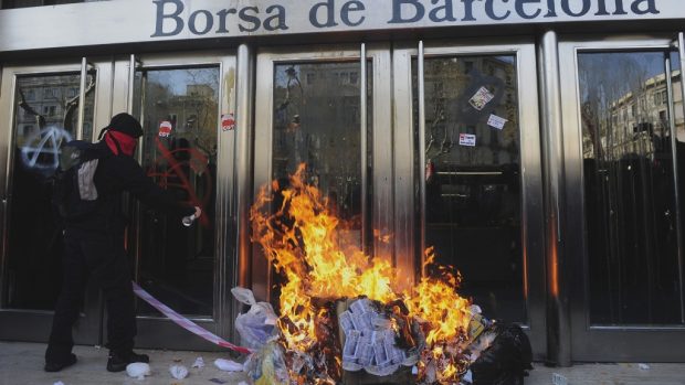 Demonstrant před barcelonskou burzou