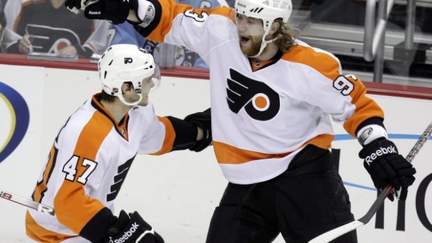 Jakub Voráček (číslo 93) se raduje z gólu do sítě Philadelphie