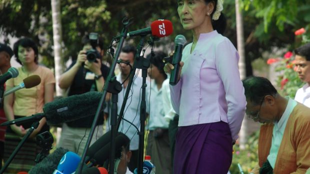Aung San Su Ťij získala křeslo v barmském parlamentu