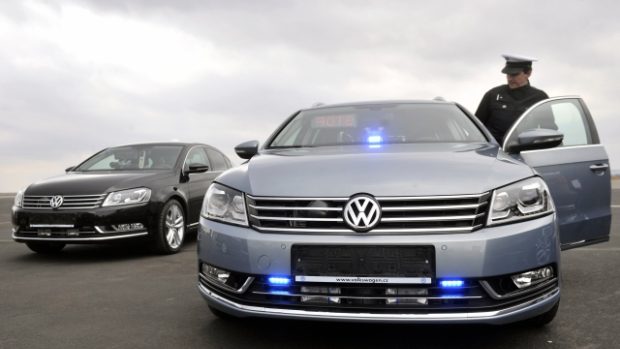 Policie slavnostně převzala dvacet nových vozů Volkswagen Passat, které jsou určeny pro dohled nad bezpečností silničního provozu v celé republice.