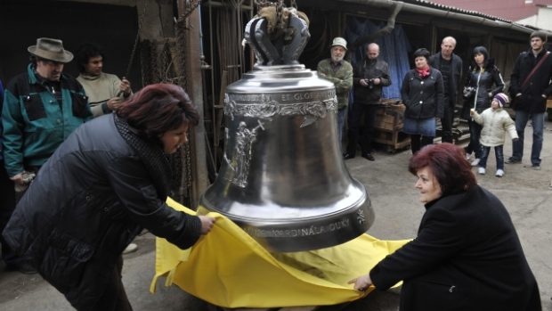 Tři nové zvony pocházejí z dílny Marie Tomáškové-Dytrychové (vpravo) z Brodku u Přerova