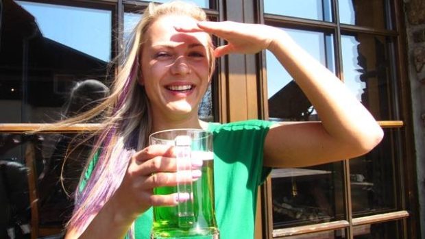 Kateřina Macháčková ochutnává speciální zelené pivo