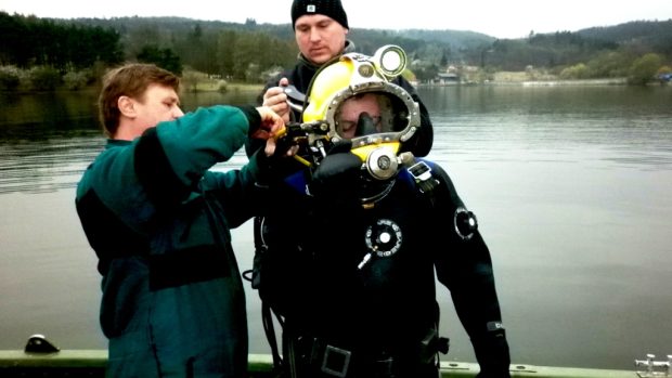 Potápěči začali zprovozňovat aeračních věže na Brněnské přehradě
