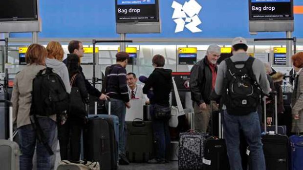 Cestující čekají na odbavení na londýnském letišti Heathrow
