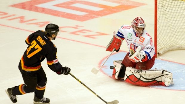 Utkání hokejové Euro Hockey Challenge Česká republika - Německo 14. dubna v Českých Budějovicích. Brankář Jakub Kovář nasazený na samostatné nájezdy vyráží střelu Patricku Reimerovi z Německa.