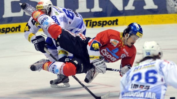 Finále play off hokejové extraligy, 5. zápas, HC ČSOB Pojišťovna Pardubice - HC Kometa Brno, 17. dubna v Pardubicích. Pardubický Jan Kolář zranil bruslí brněnského Milana Hrušku.