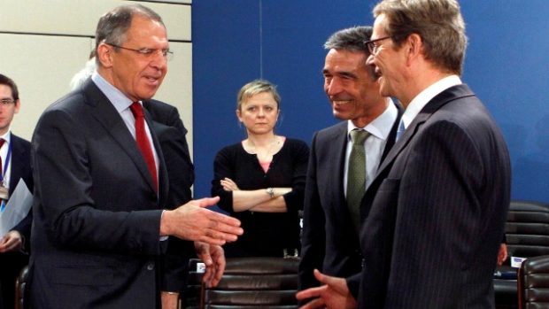 Zleva ruský ministr zahraničí Sergej Lavrov, generální tajemník NATO Anders Fogh Rasmussen a německý ministr zahraničí Guido Westerwelle na jednání NATO-Rusko