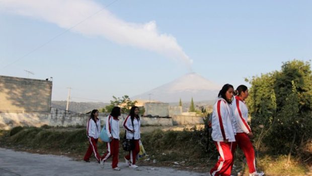 Mexické studentky v San Nicolas de los Ranchos, v pozadí kouřící PopocatépetlMexické studentky v San Nicolas de los Ranchos, v pozadí kouřící Popocatépetl