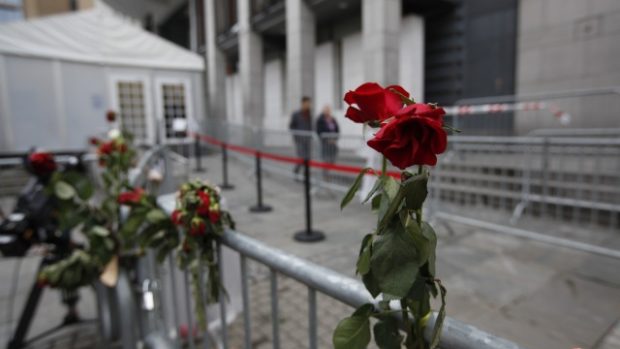 Po šokující výpovědi Anderse Breivika nosí Norové k budově soudu růže