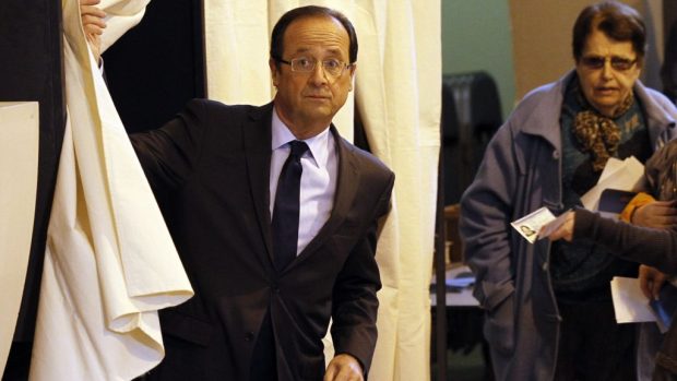 Favorit francouzských prezidentských voleb Francois Hollande ve volební místnosti