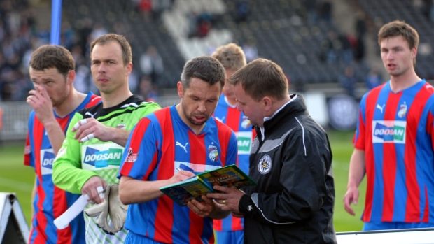 Fotbalista Pavel Horváth se podepisuje fanouškům po duelu v Hradci Králové