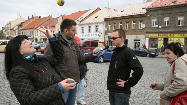 Jana Chládková žongluje, Patrik Rozehnal se baví s Tomáše Kinzelem ze serveru firelovers.com