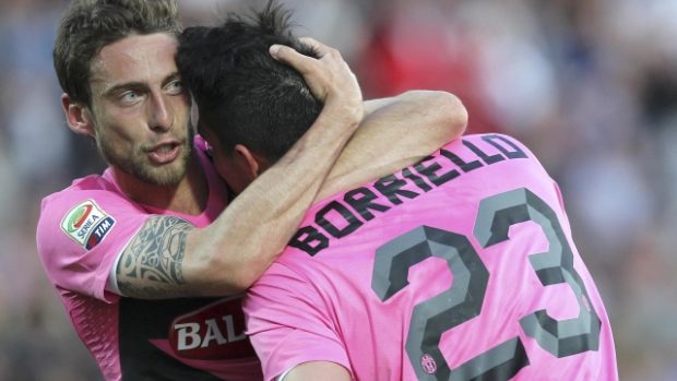 Jediný střelec utkání Borriello se raduje z se spoluhráčem z Juventusu ze vstřelené branky