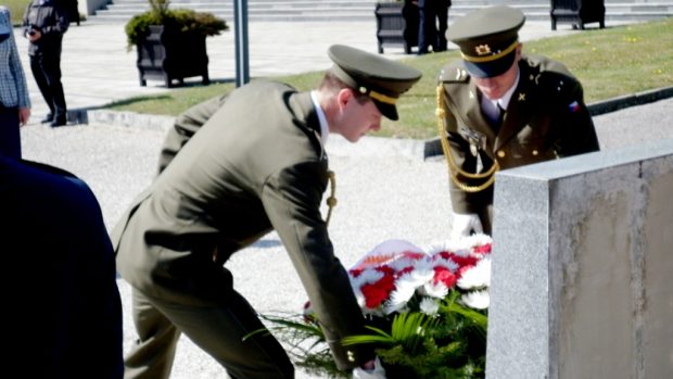 Věnce a květiny byly nejprve položeny k památníku domácího odboje