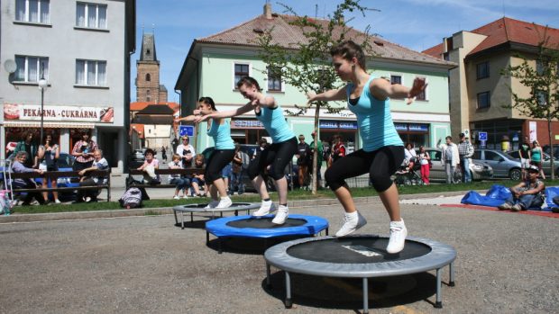 Ukázka tzv. jumpingu instruktorkami Profi Fitness Millenium Rakovník