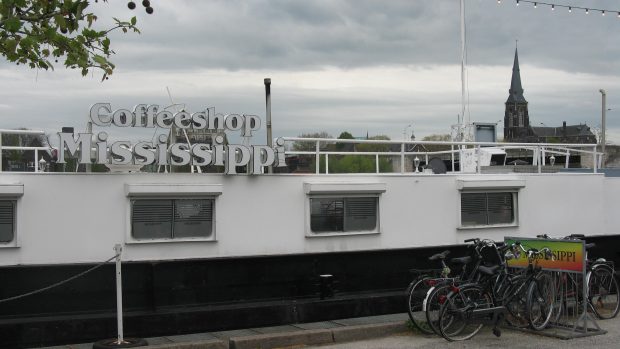 Coffeeshopy - na lodi v Maastrichtu