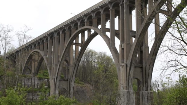 Most Brecksville-Northfield v Ohiu, který chtěla náložemi zničit pětice anarchistů