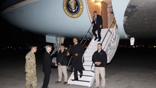 Prezident USA Barack Obama přiletěl na neohlášenou návštěvu Afghánistánu