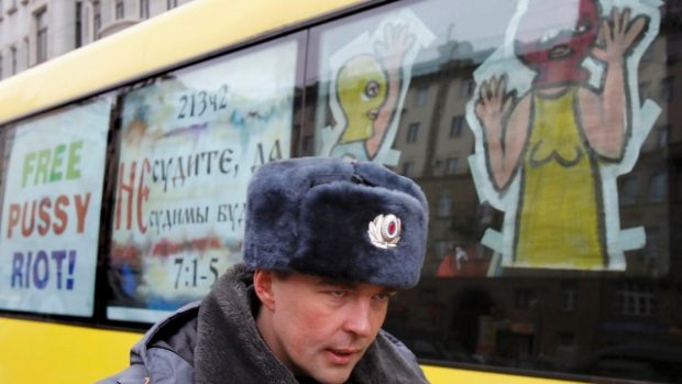 Autobus, požadující propuštění členek punkové kapely Pussy Riot, vyráží na okružní cestu Moskvou