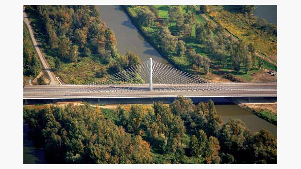 Zavěšený most na dálnici D47 přes Odru a Antošovické jezero