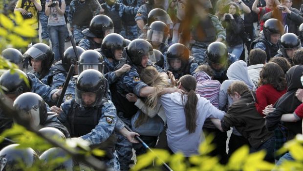 Ruská pořádková policie rozhání demonstranty, kteří odmítli opustit Balotné náměstí