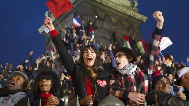 Hollandovo vítězství slavili jeho příznivci na tradičním místě francouzské levice, na náměstí Bastilly