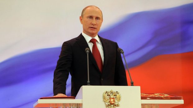 Vladimir Putin během slavnostní inaugurace přísahá na ruskou ústavu