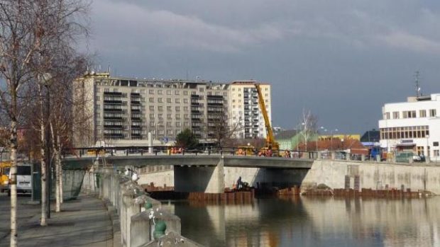 Přerovský Tyršův most přes řeku Bečvu ve fázi výstavby