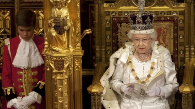 Britská královna Alžběta II. čte projev ve sněmovně lordů