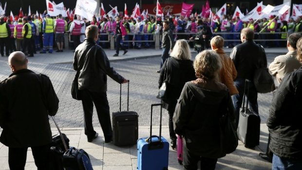 Cestující a demonstrující na frankfurtském letišti
