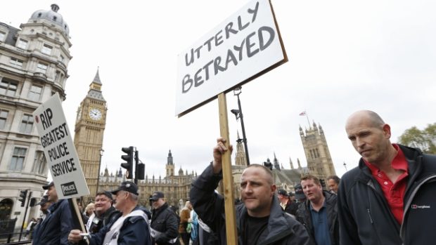 Britští policisté v Londýně protestují proti rozpočtovým škrtům