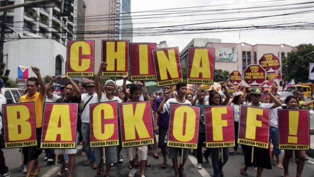 Protest před čínským velvyslanectvím v Manile