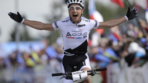 Vedoucí muž Světového poháru bikerů Nino Schurter slaví vítězství v Novém Městě