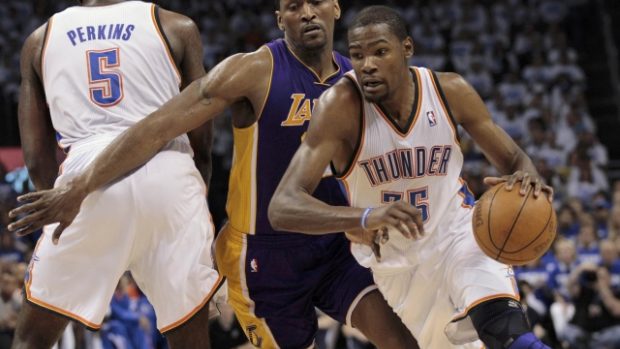 Oklahoma City Thunder&#039;s Kevin Durant (R) drives round a screen set by teammate Kendrick Perkins (L) as Los Angeles Lakers&#039; Metta World Peace defends during Game 2 of the NBA Western Conference semi-finals in Oklahoma City, Oklahoma May 16, 2012