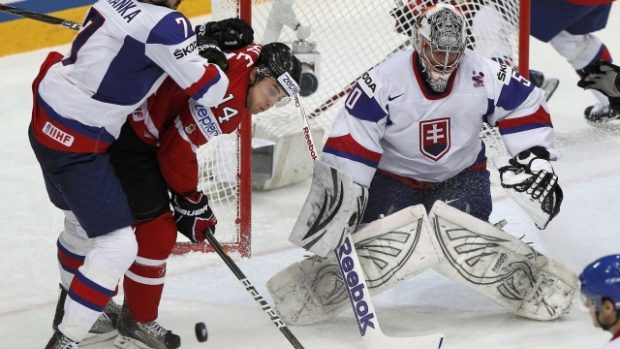 Slovakia&#039;s goalkeeper Jan Laco  (R) and Ivan Baranka (L) fight for puck with Canada&#039;s Jordan Eberle during their 2012 IIHF men&#039;s ice hockey World Championship quarter-final game in Helsinki  May 17, 2012