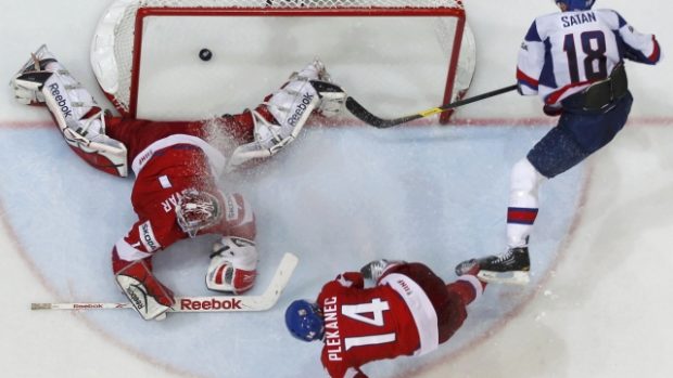 Miroslav Šatan (R) dává gól, v bráně Česka kapituloval Jakub Kovář (L), marně se tomu snažil zabránit Tomáš Plekanec during their 2012 IIHF men&#039;s ice hockey World Championship semi-final game in Helsinki  May 19, 2012