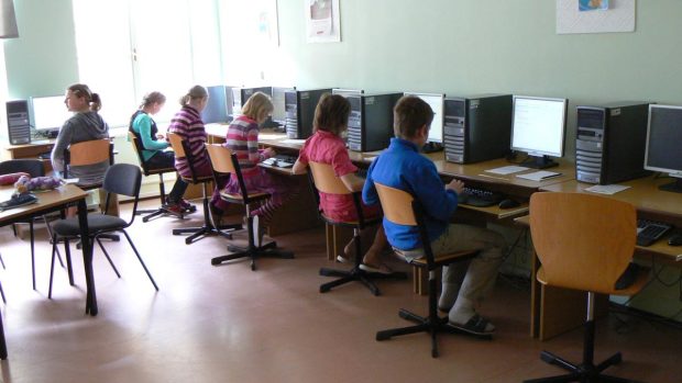 Žáci na základní škole v Klatovech vyplňují elektronické testy