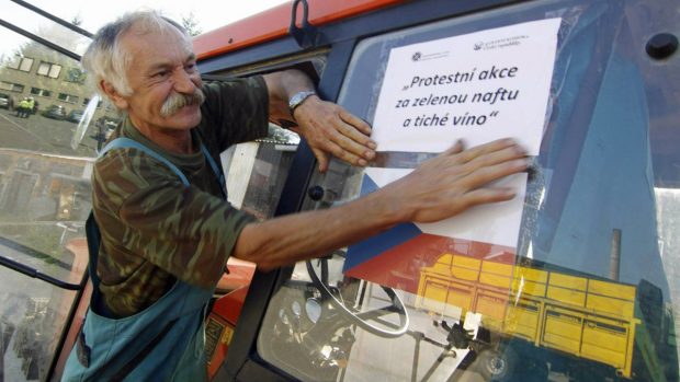 Zemědělci protestují proti zrušení zelené nafty a zdanění vína