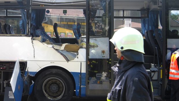 V Třešti se srazil autobus s vlakovou drezínou, která před sebou tlačila drážní bagr