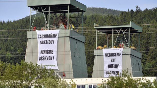 Bannery hnutí Greenpeace na těžních věžích ve Frenštátu pod Radhoštěm