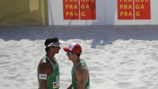 Brazilští beachvolejbalisté Ricardo Santos a Pedro Cunha