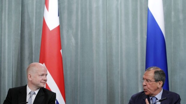 Britský ministr zahraničí William Hague a jeho ruský protějšek Sergej Lavrov  po jednání v Moskvě