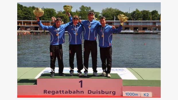 Čeští kajakáři Daniel Havel, Lukáš Trefil, Josef Dostál a Jan Štěrba pózují na stupni vítězů pro triumfu v německém Duisburgu.