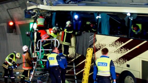 Záchranáři u zdemolovaného belgického autobusu