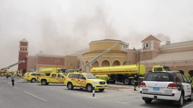 Hasiči se snaží uhasit požár v obchoďním centru Villagio v Dauha