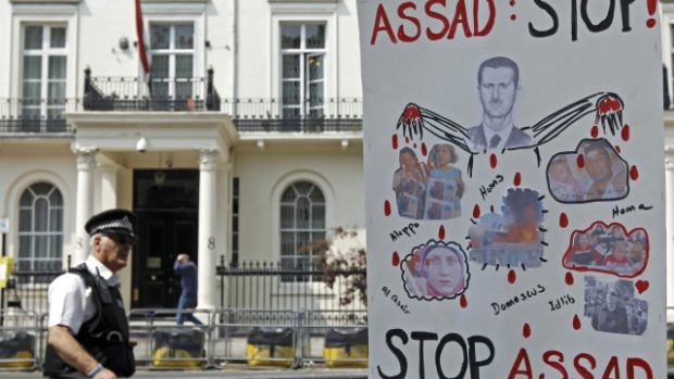 Transparent proti syrskému prezidentovi Asadovi před syrským velvyslanectvím v Londýně